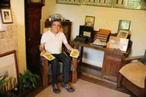 Henrique Vieira Filho com as versões em inglês de seus livros sobre Terapia Floral no Bach Centre